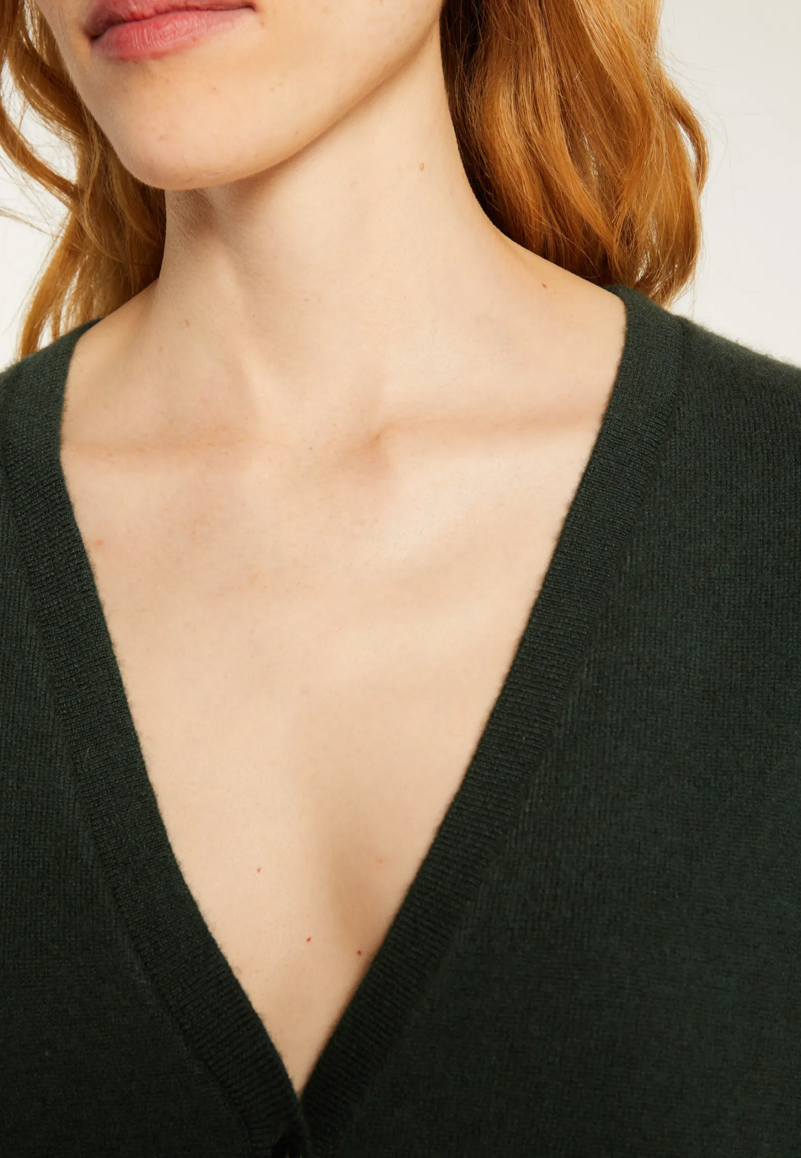 Montagut Buttoned V-neck cardigan with cashmere pockets - Achilla