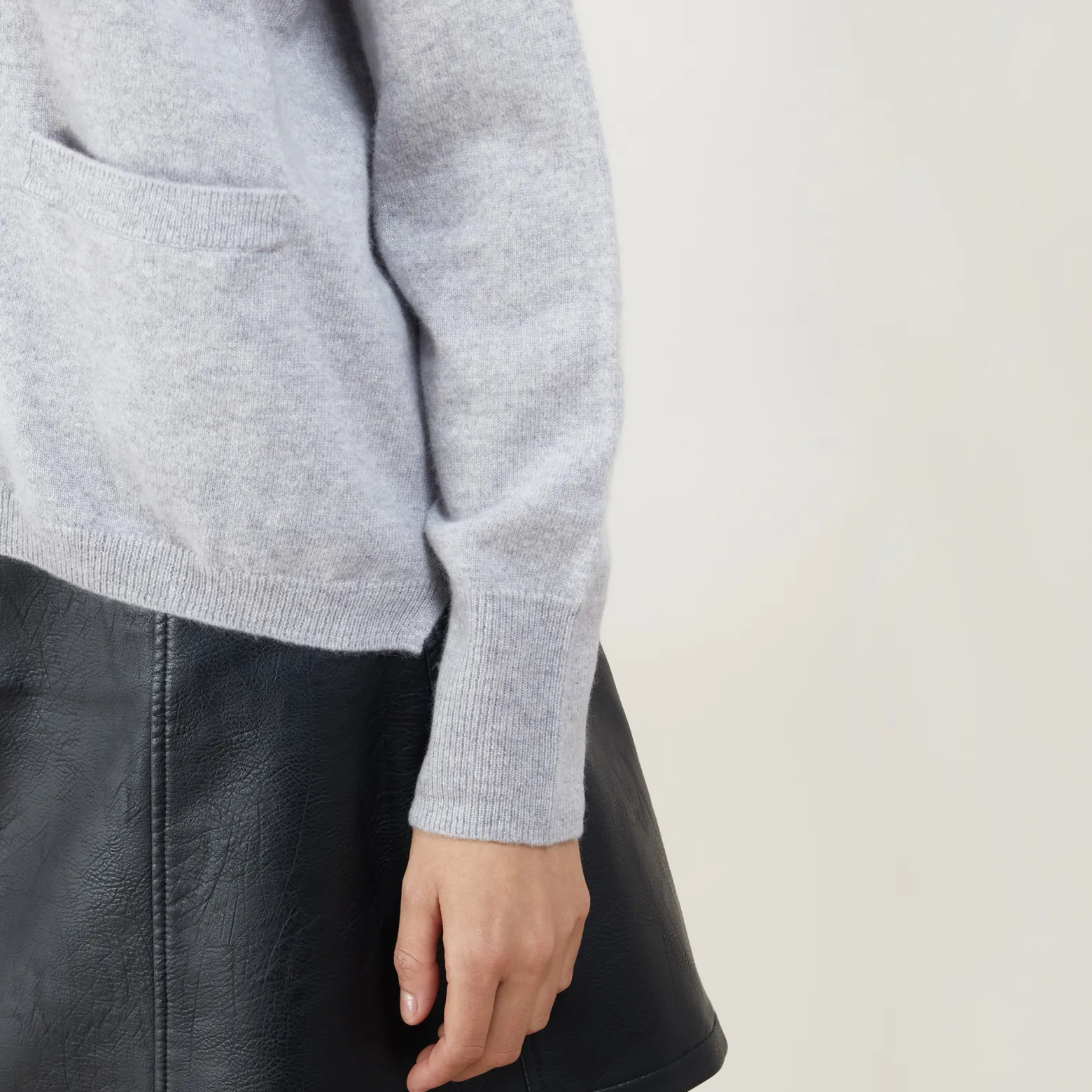 Montagut Short cashmere V-neck sweater - Balba