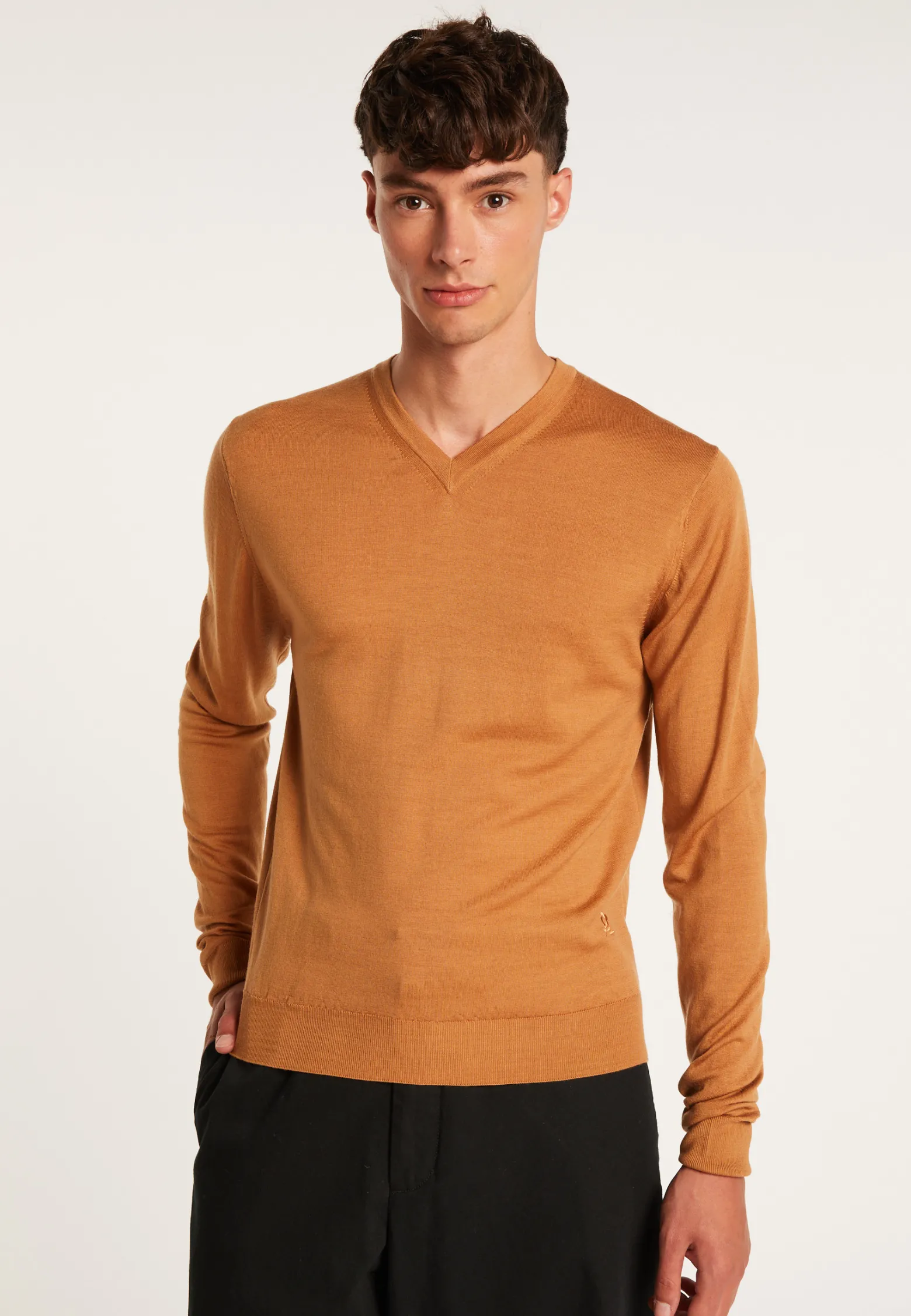 Montagut V-neck jumper in merino wool - Elmo