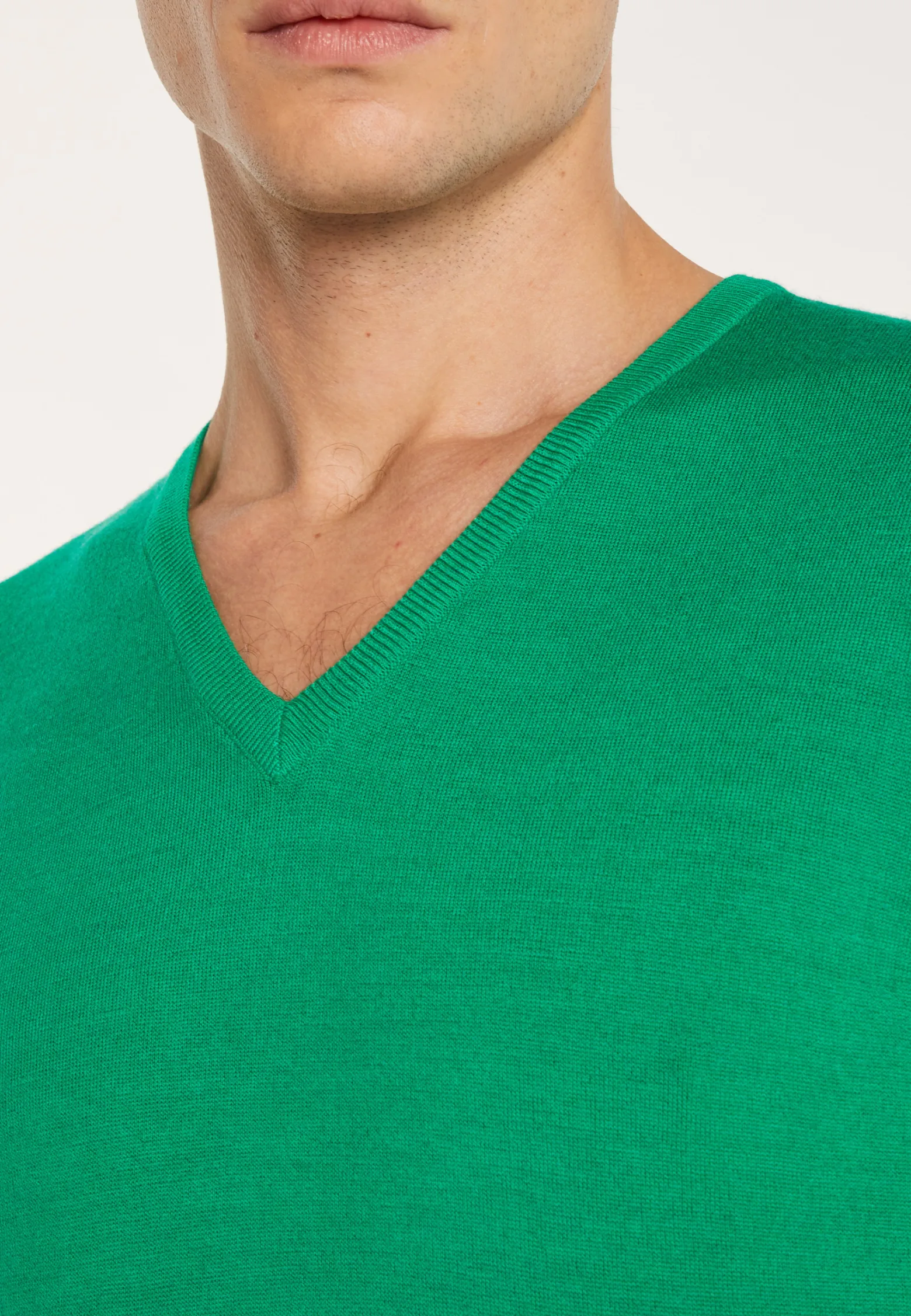 Montagut V-neck jumper in merino wool - Elmo