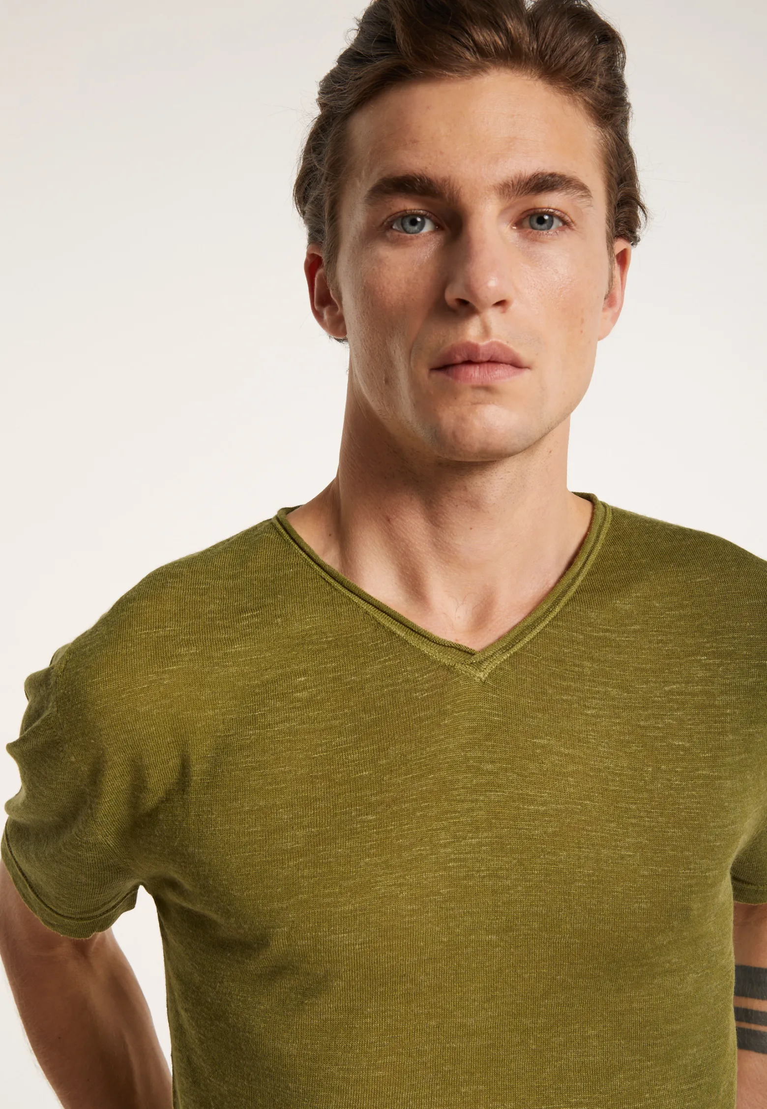 Montagut V-neck t-shirt in flamed linen - Reuben