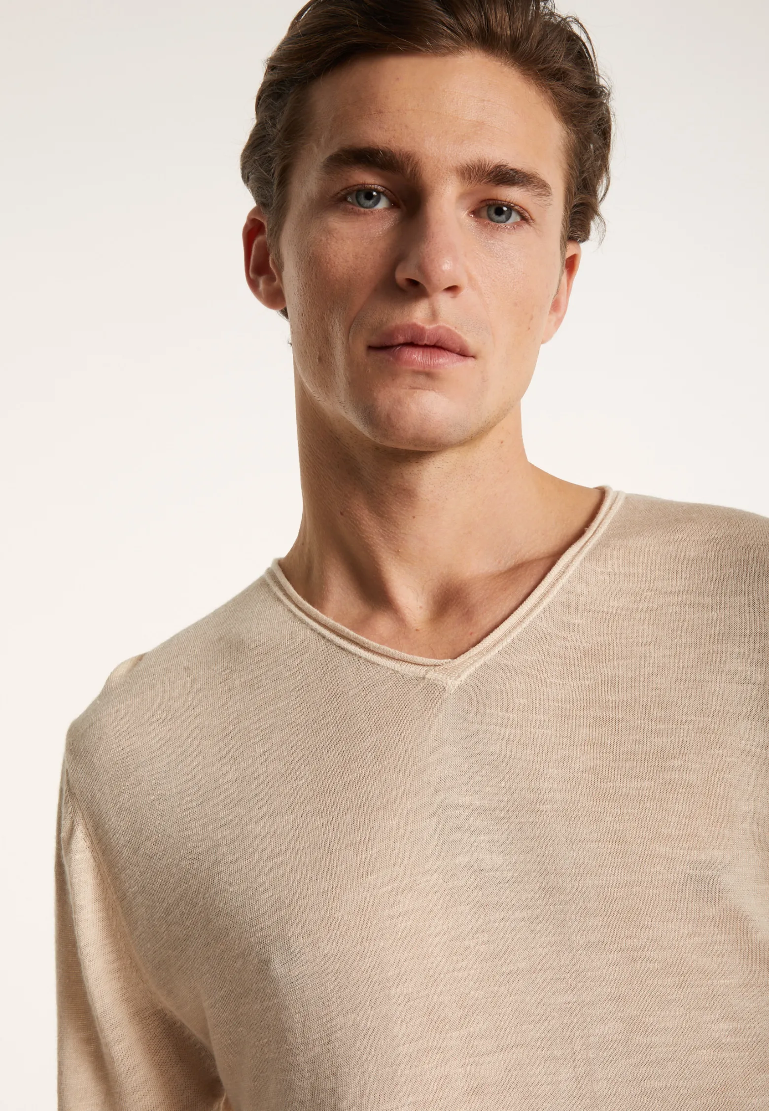 Montagut V-neck t-shirt in flamed linen - Reuben