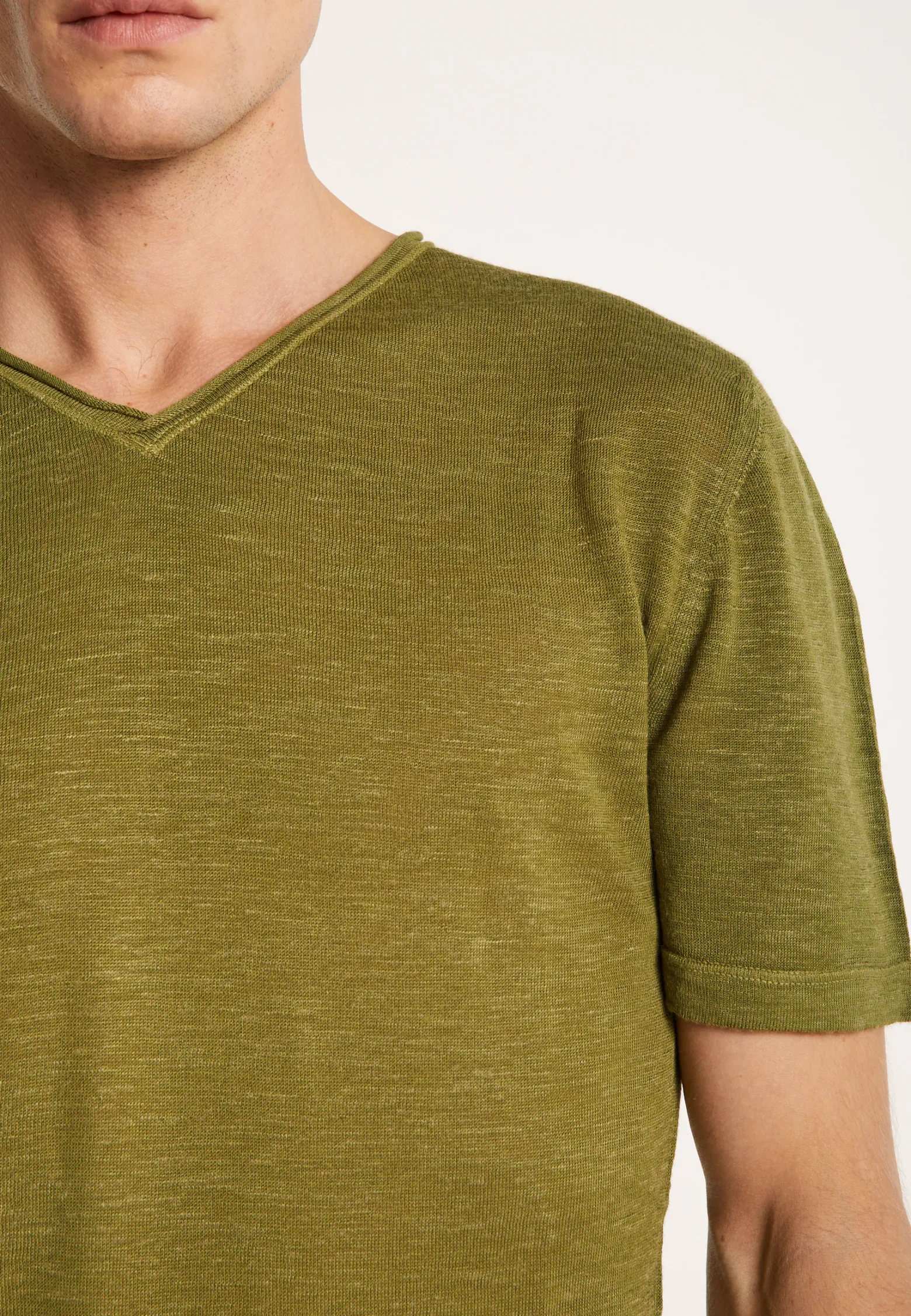 Montagut V-neck t-shirt in flamed linen - Reuben